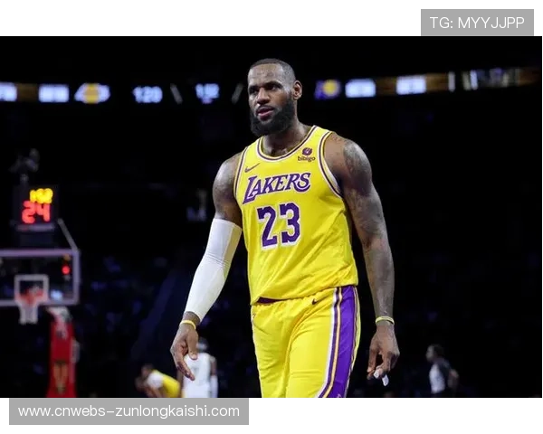 詹姆斯因伤病管理缺席湖人比赛，球队仍大胜鹈鹕